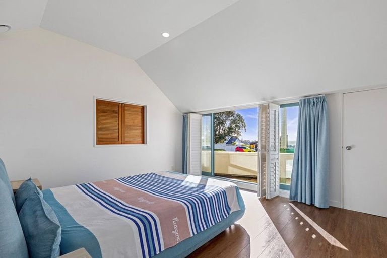 Photo of property in 1/208 East Coast Road, Forrest Hill, Auckland, 0620