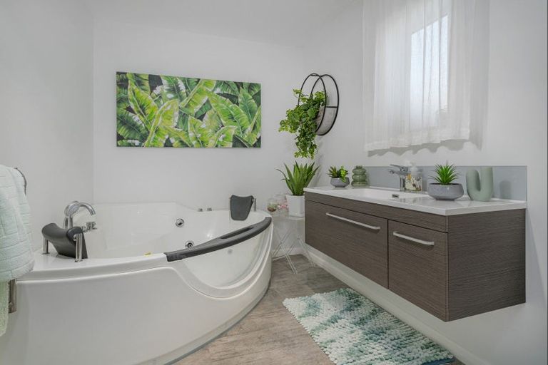 Photo of property in 35 Waione Avenue, Athenree, Waihi Beach, 3177