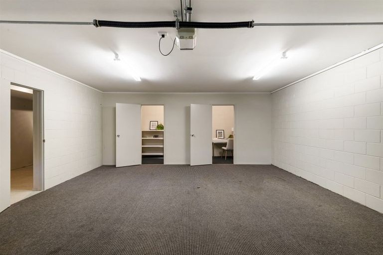 Photo of property in 2/71 Pupuke Road, Northcote, Auckland, 0627