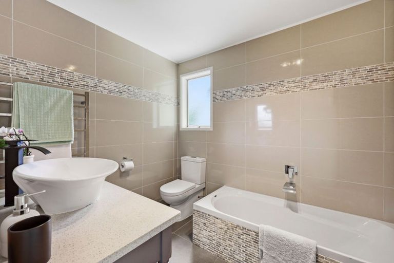 Photo of property in 5 Lisa Rise, Half Moon Bay, Auckland, 2012