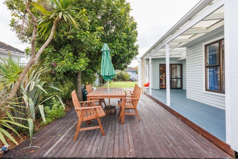 Photo of property in 11 Montrose Place, Takaro, Palmerston North, 4412