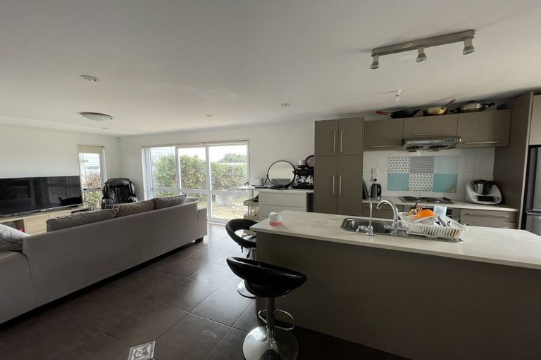 Photo of property in 27 Te Atatu Road, Te Atatu South, Auckland, 0610