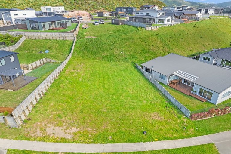Photo of property in 105 Queen Charlotte Drive, Aotea, Porirua, 5024