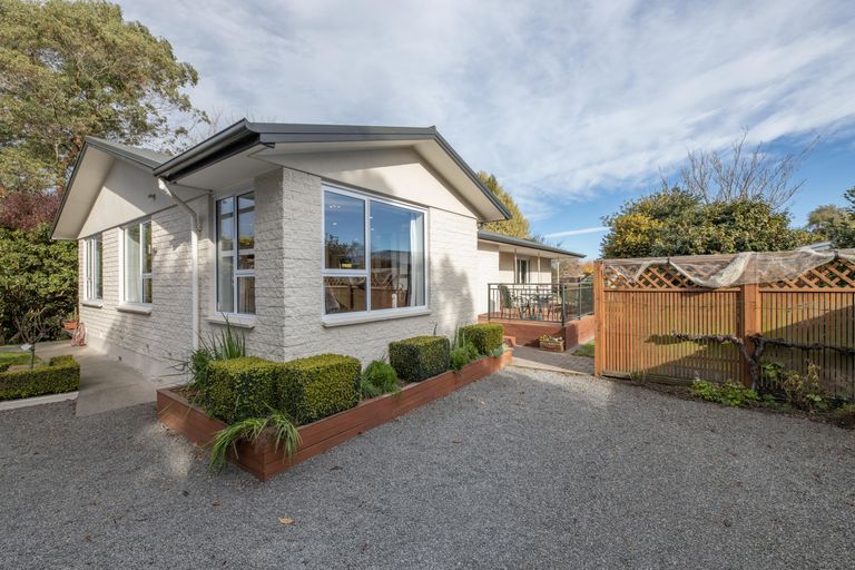 Photo of property in 393 Sawyers Arms Road, Harewood, Christchurch, 8051