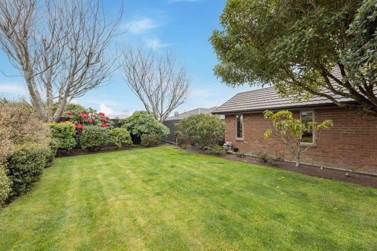Photo of property in 92 Willowview Drive, Redwood, Christchurch, 8051