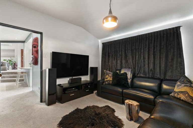 Photo of property in 32 Evergreen Place, Sunshine Bay, Queenstown, 9300