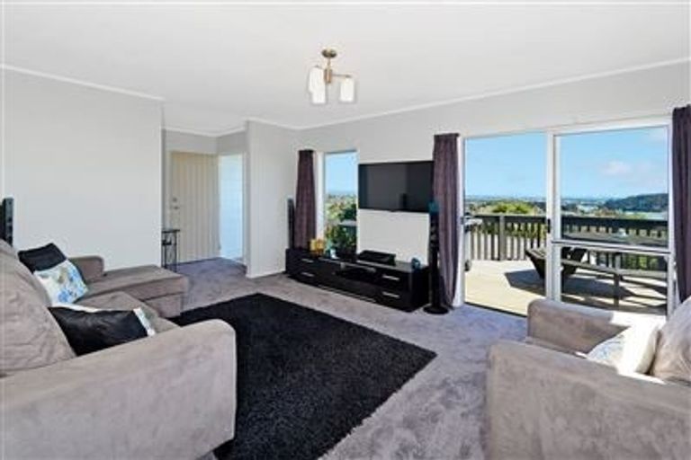 Photo of property in 1/14 Gillan Place, Bayview, Auckland, 0629
