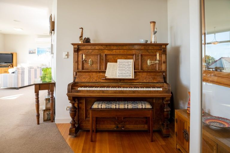 Photo of property in 116 Queens Road, Waikanae Beach, Waikanae, 5036