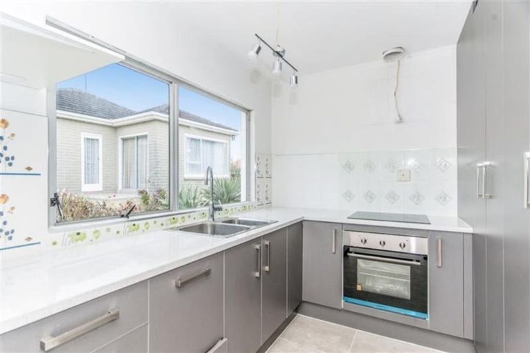 Photo of property in 1/3 Exmouth Road, Northcote, Auckland, 0627