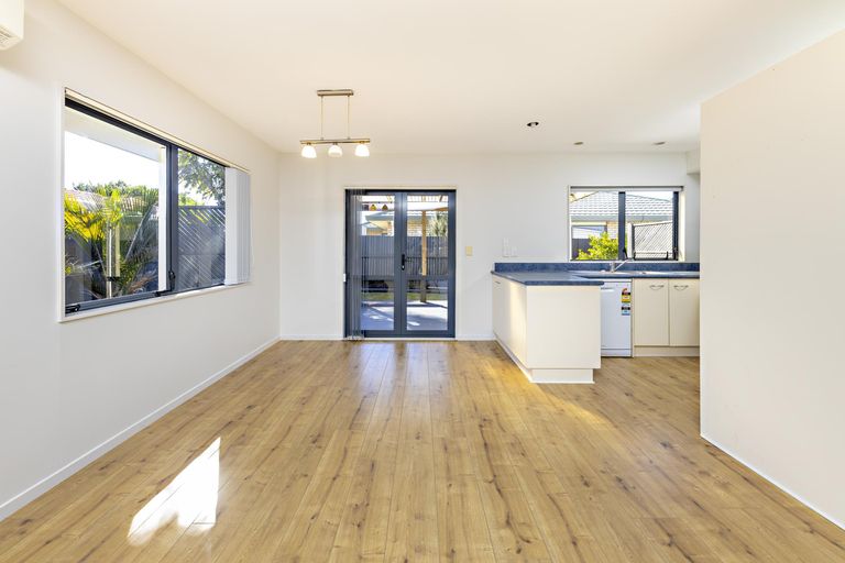 Photo of property in 2 Braeburn Place, Takanini, 2112