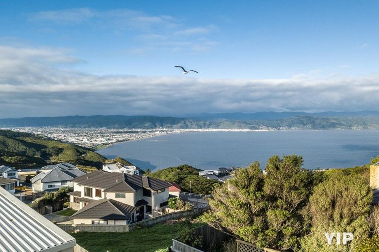 Photo of property in 1a Bennett Grove, Newlands, Wellington, 6037