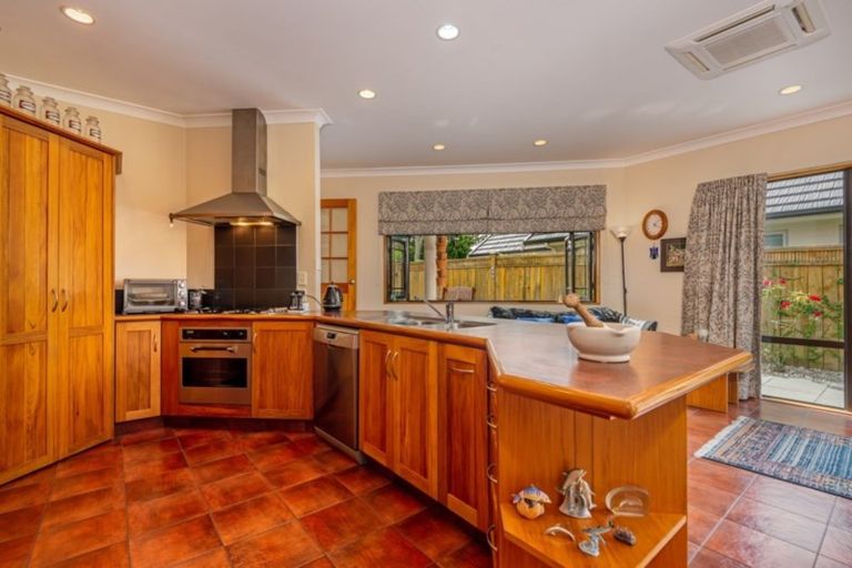 Photo of property in 2 Heritage Place, Terrace End, Palmerston North, 4410