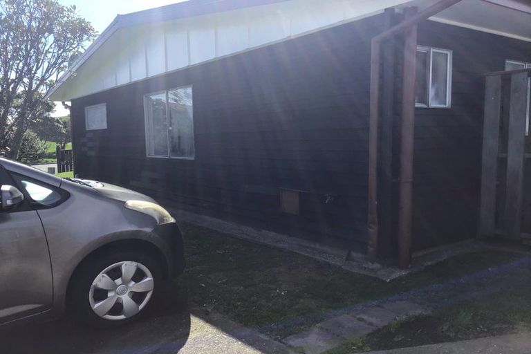 Photo of property in 27a-b Cheyne Walk, Newlands, Wellington, 6037