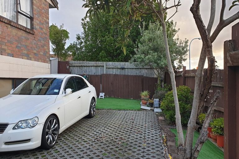 Photo of property in 2/66 Aviemore Drive, Highland Park, Auckland, 2010