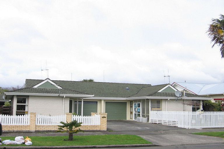 Photo of property in 8a Palm Avenue, Hokowhitu, Palmerston North, 4410