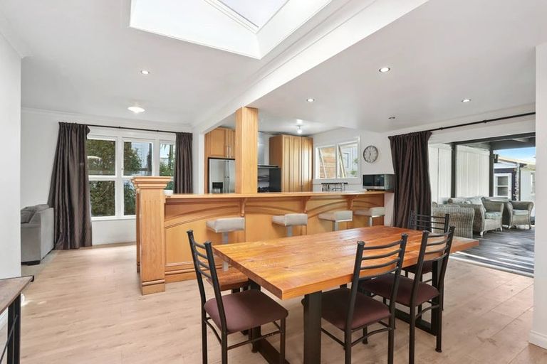 Photo of property in 15 Kingdale Road, Henderson, Auckland, 0610