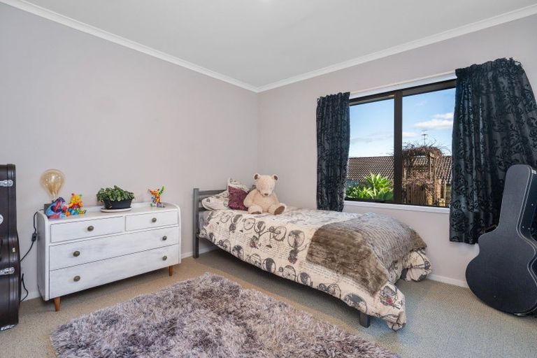 Photo of property in 2 Holcombrooke Lane, Welcome Bay, Tauranga, 3175