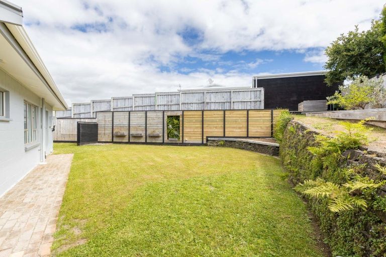 Photo of property in 9 Fairview Place, Westown, New Plymouth, 4310