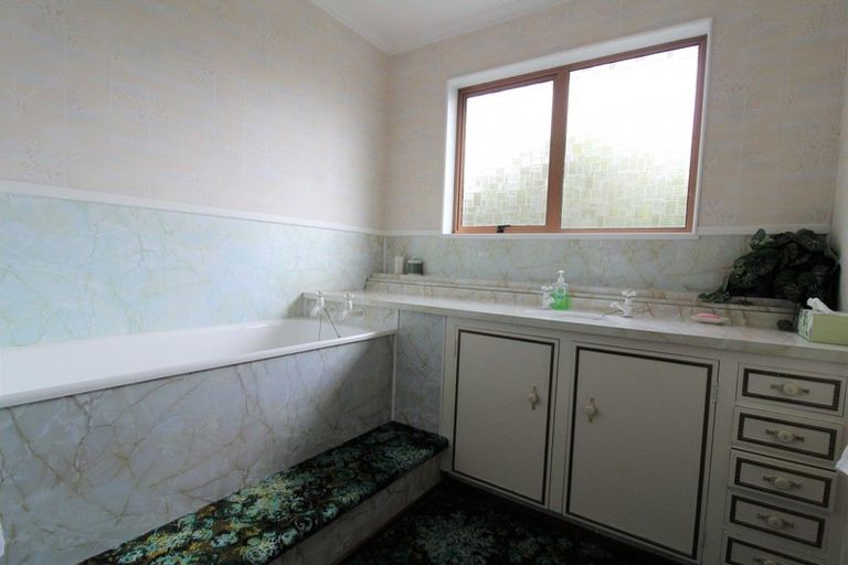 Photo of property in 11 Douglas Street, Winton, 9720