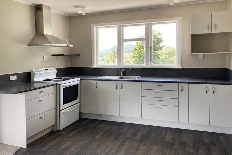 Photo of property in 16 Lincoln Street, Picton, 7220
