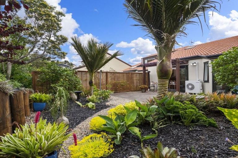 Photo of property in 10/8 Tobago Place, Sunnynook, Auckland, 0620