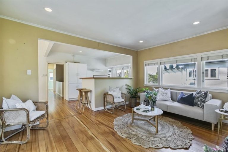 Photo of property in 1/53 Corunna Road, Milford, Auckland, 0620