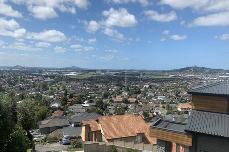 Photo of property in 11 Bartells Drive, Goodwood Heights, Auckland, 2105