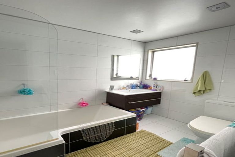 Photo of property in 37 Trias Road, Totara Vale, Auckland, 0629