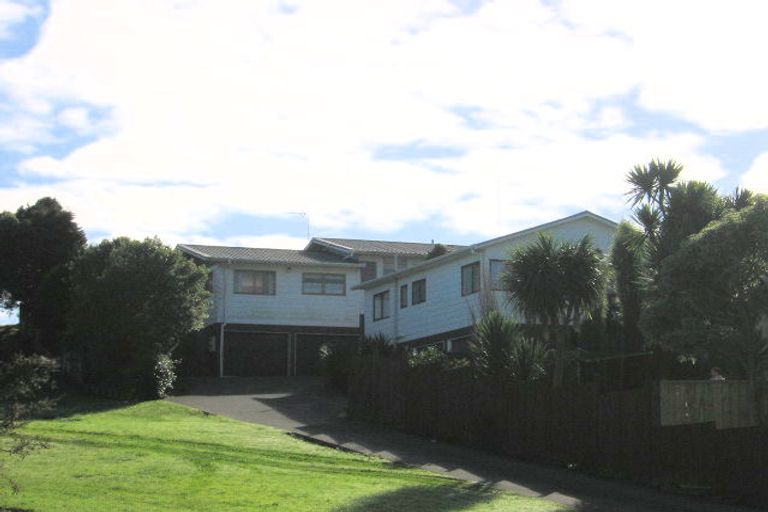 Photo of property in 2/10 Aronia Way, Goodwood Heights, Auckland, 2105