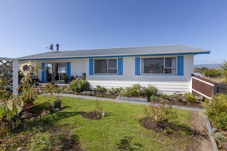 Photo of property in 4 Simcox Street, Otaki Beach, Otaki, 5512