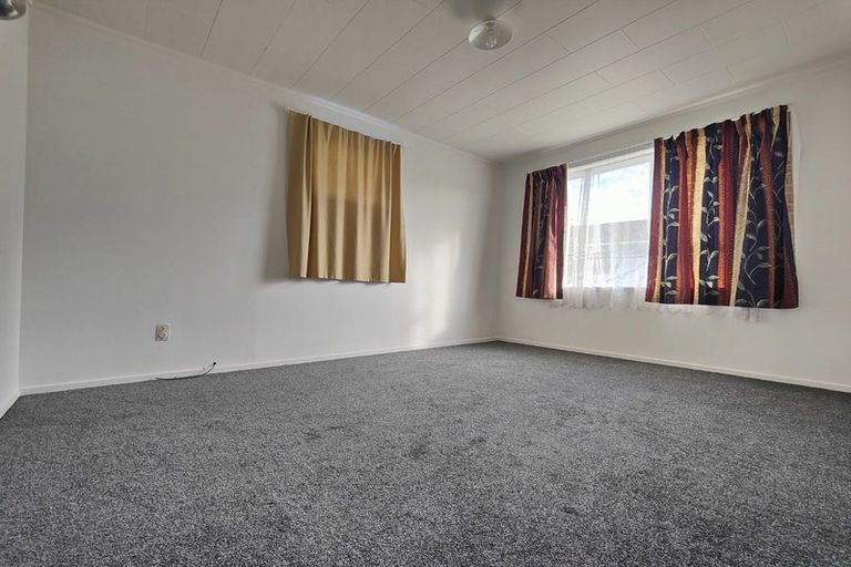 Photo of property in 21 Larissa Avenue, Henderson, Auckland, 0610