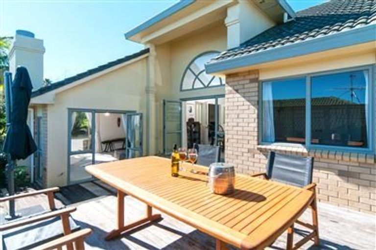 Photo of property in 21 Taroka Close, Pinehill, Auckland, 0632
