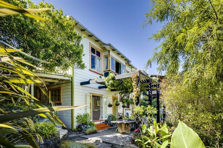 Photo of property in 1 Lawrence Road, Hospital Hill, Napier, 4110