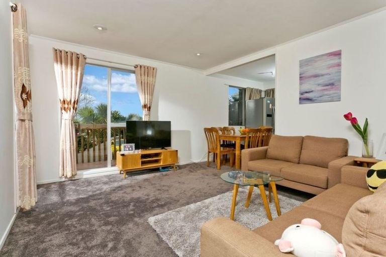 Photo of property in 2/12 Wanita Place, Totara Vale, Auckland, 0629