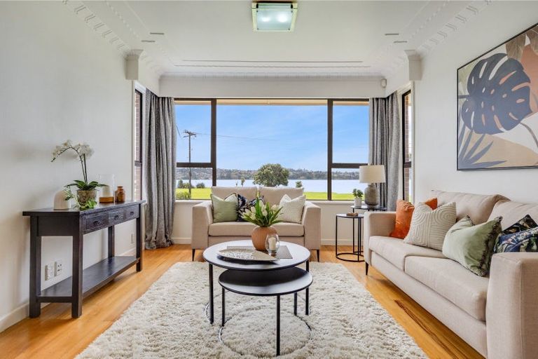 Photo of property in 65 Kiwi Esplanade, Mangere Bridge, Auckland, 2022