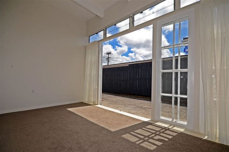 Photo of property in 2/2 Edwards Avenue, Henderson, Auckland, 0610
