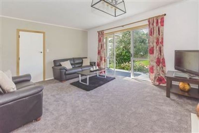 Photo of property in 8 Brazier Grove, Paraparaumu, 5032
