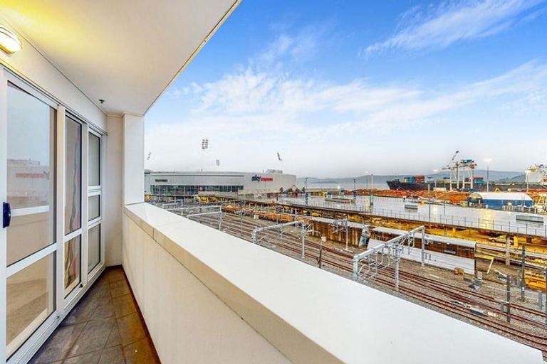 Photo of property in Stadium Garden Flats, 311/107 Thorndon Quay, Pipitea, Wellington, 6011