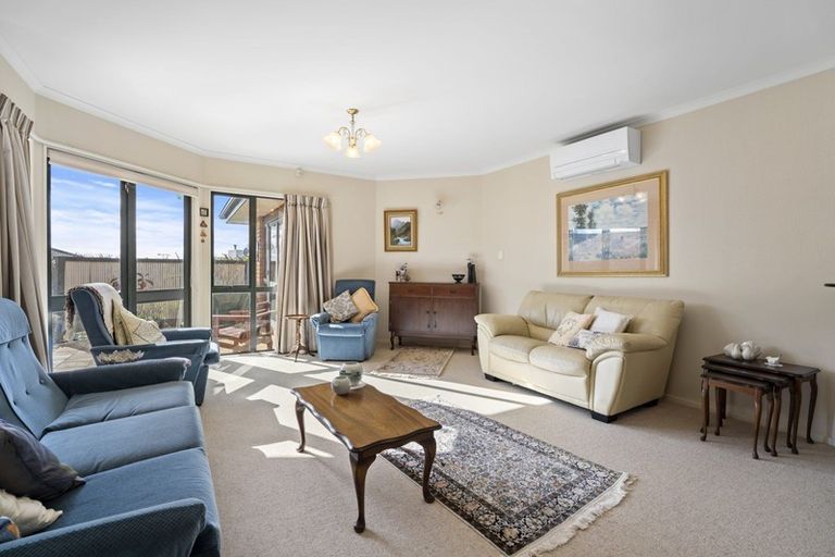 Photo of property in 17 Greenwood Place, Fitzherbert, Palmerston North, 4410