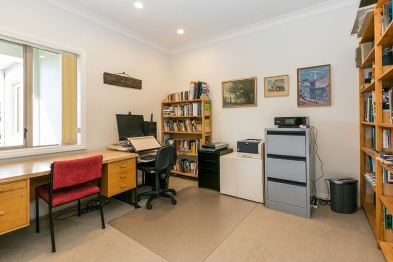 Photo of property in 20 Heynes Place, Clive, 4102