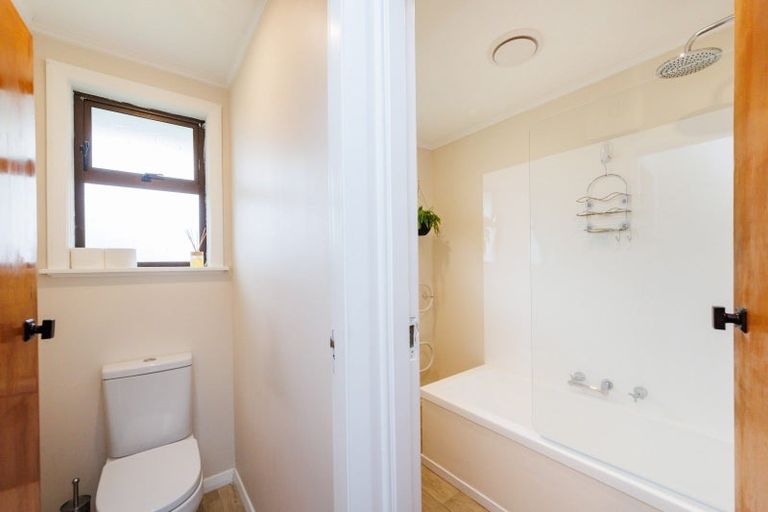 Photo of property in 11 Montrose Place, Takaro, Palmerston North, 4412