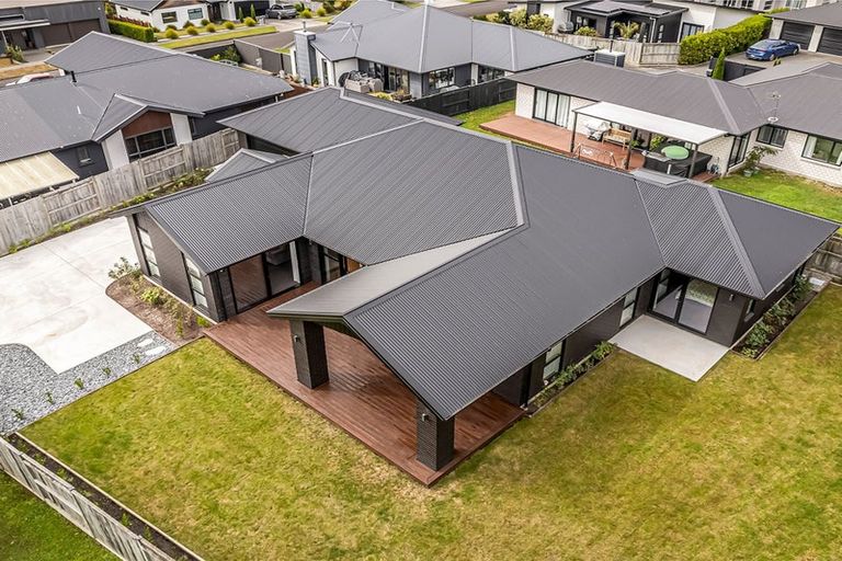 Photo of property in 27 Coutts Way, Fitzherbert, Palmerston North, 4410