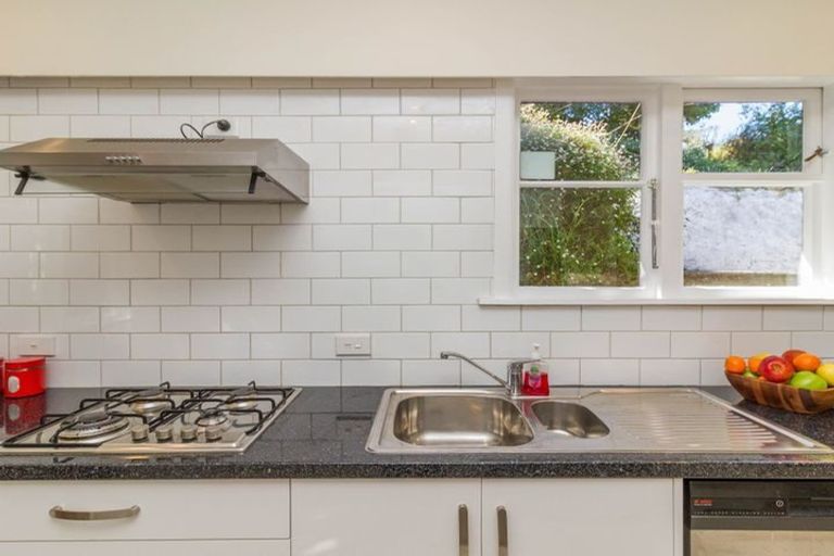 Photo of property in 2 Curtis Street, Northland, Wellington, 6012