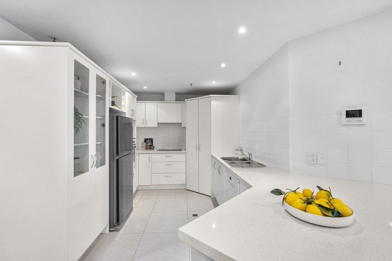 Photo of property in 1c/175 Hurstmere Road, Takapuna, Auckland, 0622