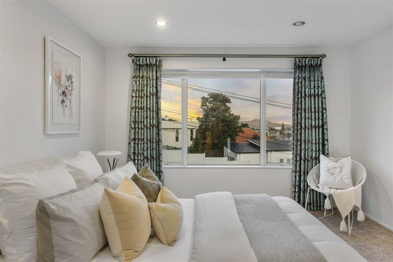 Photo of property in 26 Seaview Road, Castor Bay, Auckland, 0620