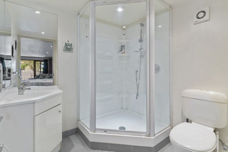 Photo of property in 77 Buscomb Avenue, Henderson, Auckland, 0610