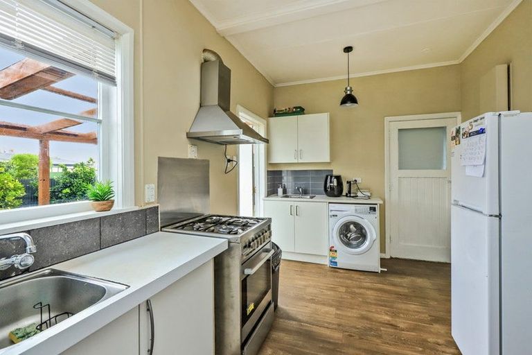 Photo of property in 1103 Heretaunga Street East, Parkvale, Hastings, 4122