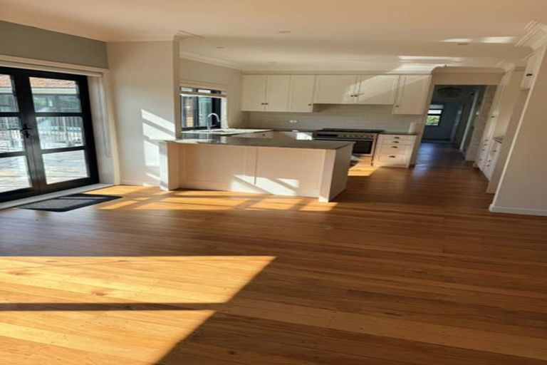 Photo of property in 11 Lake Pupuke Drive, Takapuna, Auckland, 0622