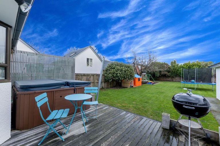 Photo of property in 19 Cutts Road, Russley, Christchurch, 8042