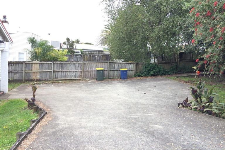 Photo of property in 3215 Great North Road, New Lynn, Auckland, 0600
